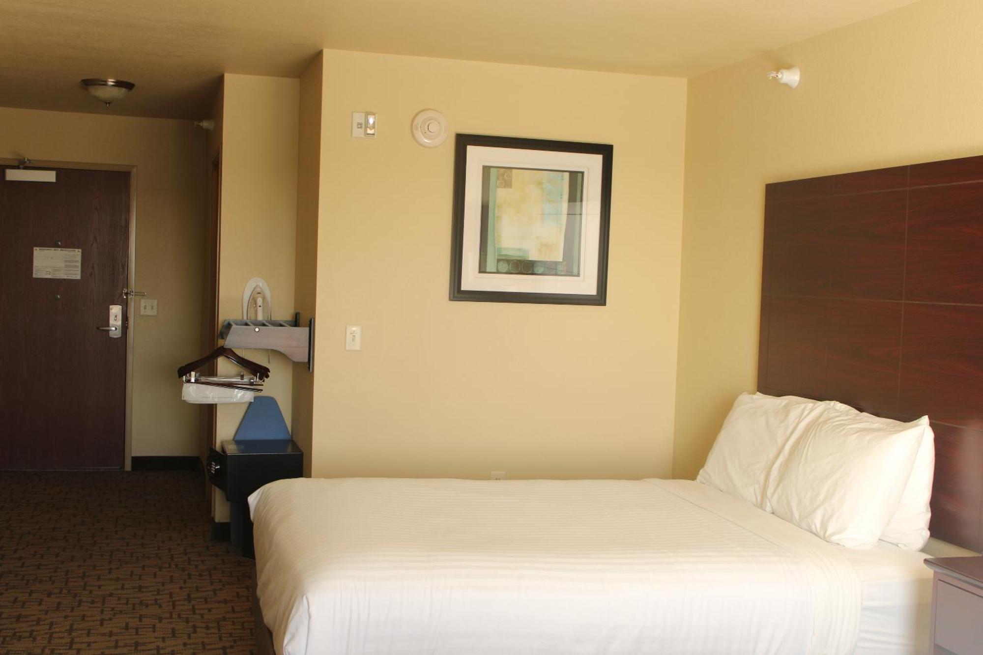 Cobblestone Hotel & Suites - Devils Lake Esterno foto